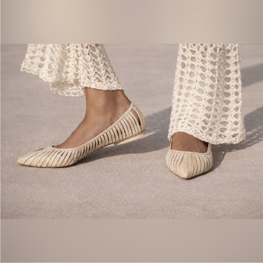 Cult Gaia Leena Woven
Raffia Flats Point Toe
Natural Gold Size 40
Resort Wear